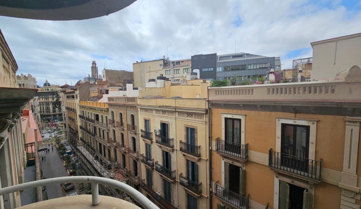 PISO EN VENTA AL LADO DE PLAÇA URQUINAONA  EN PLENO CENTRO DE BARCELONA_1