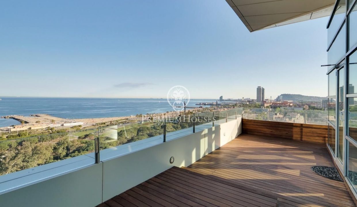 Espectacular ático con terraza y con panorámicas vistas al mar y a Barcelona_4