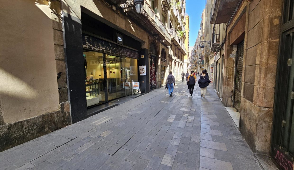 GRAN OPORTUNIDAD LOCAL COMERCIAL EN VENTA EN RENTABILIDAD DE 176m2 EN EL RAVAL