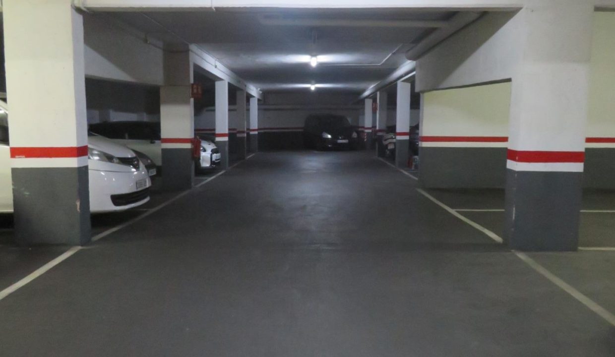 GRAN PLAZA DE PARKING EN LA GRAN VIA CARLOS III_4