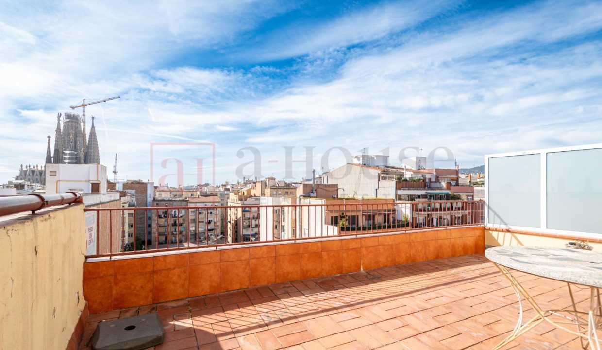 Sobre Ático con vistas al mar y a la Sagrada Familia_2