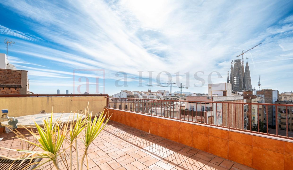 Sobre Ático con vistas al mar y a la Sagrada Familia_1