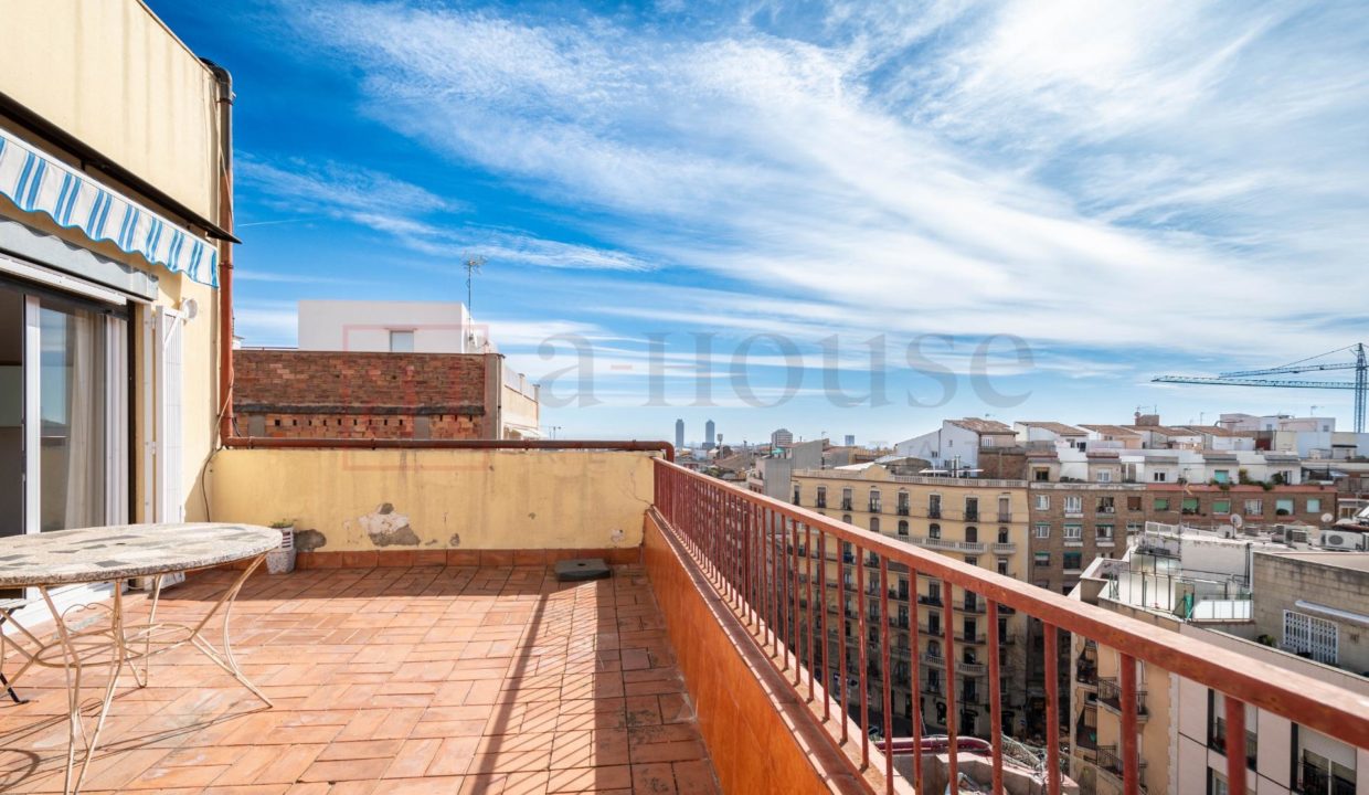 Sobre Ático con vistas al mar y a la Sagrada Familia_4