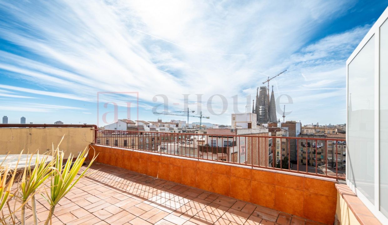 Sobre Ático con vistas al mar y a la Sagrada Familia_5