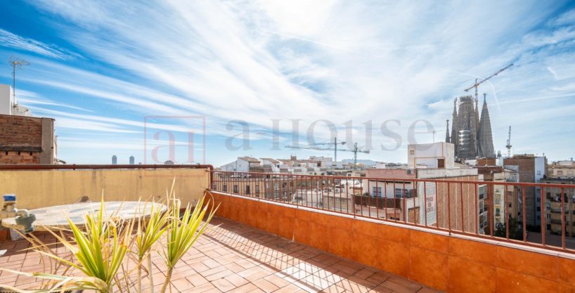 Sobre Ático con vistas al mar y a la Sagrada Familia_1