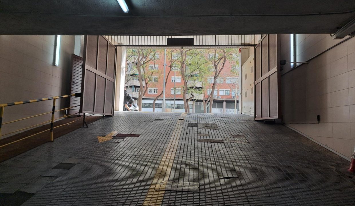 VENTA DE 3 Plazas de Parking en la Calle Entenza/Josep Tarradellas_2