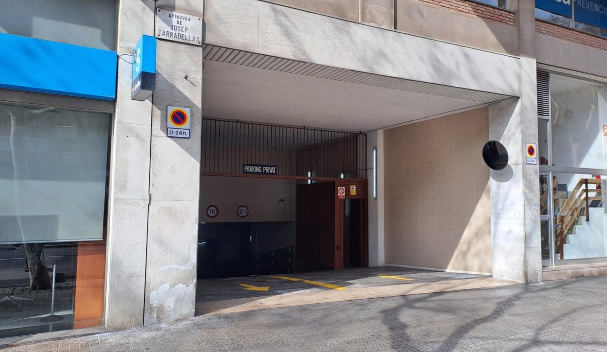 VENTA DE 3 Plazas de Parking en la Calle Entenza/Josep Tarradellas_1