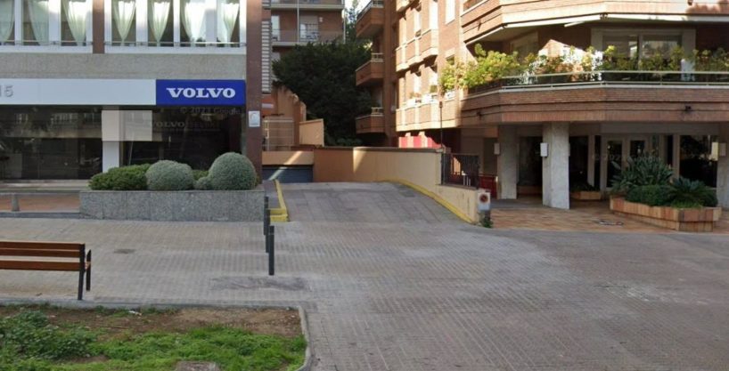 Venta de plazas de aparcamiento en calle  Via Augusta