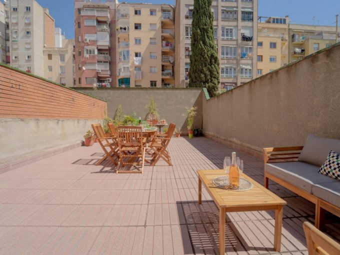 ¡Descubre esta espectacular vivienda con gran terraza de 67m2 situada en el apreciado Passeig de San_1