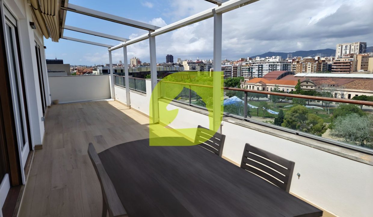 ¡Exclusivo Ático Dúplex en Venta con Vistas Espectaculares en Barcelona!_2