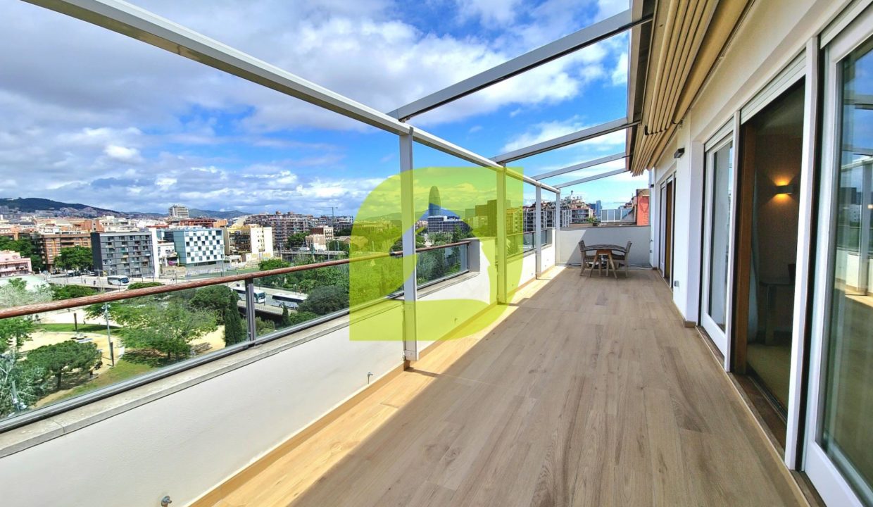 ¡Exclusivo Ático Dúplex en Venta con Vistas Espectaculares en Barcelona!_1