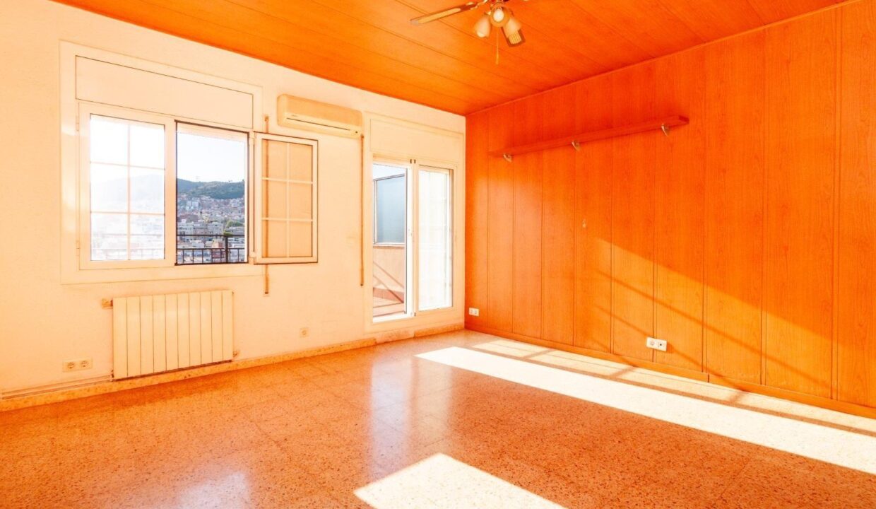 Ático a la venta en Av. Meridiana de Barcelona con las vistas impresionantes y mucha luz._3