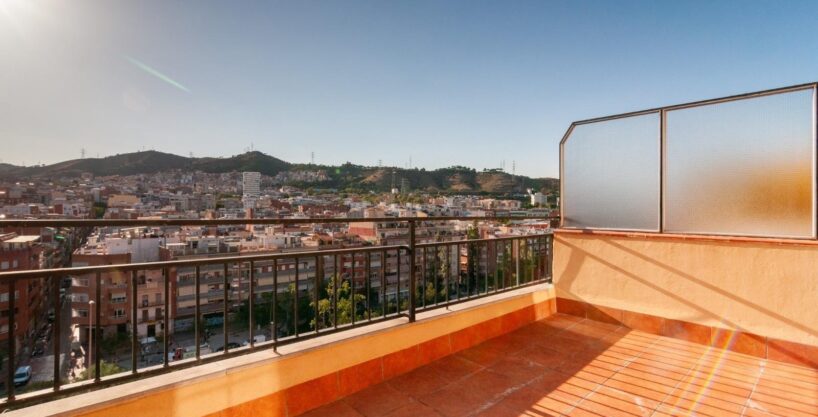 Ático a la venta en Av. Meridiana de Barcelona con las vistas impresionantes y mucha luz._1