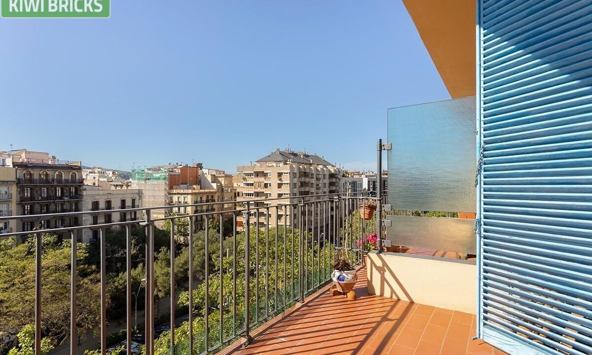 Descubre la comodidad y el encanto de este luminoso apartamento en la 6ª planta con ascensor._1