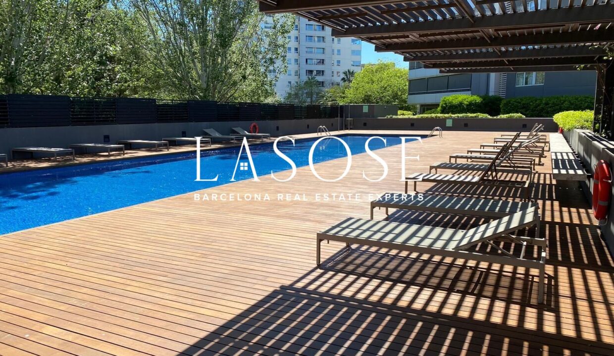 Elegante piso de un dormitorio con piscina comunitaria y gimnasio en alquiler en Diagonal Mar_3