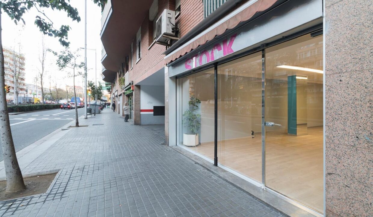 LOCAL EN RAMBLA BADAL. ZONA DE PASO_3