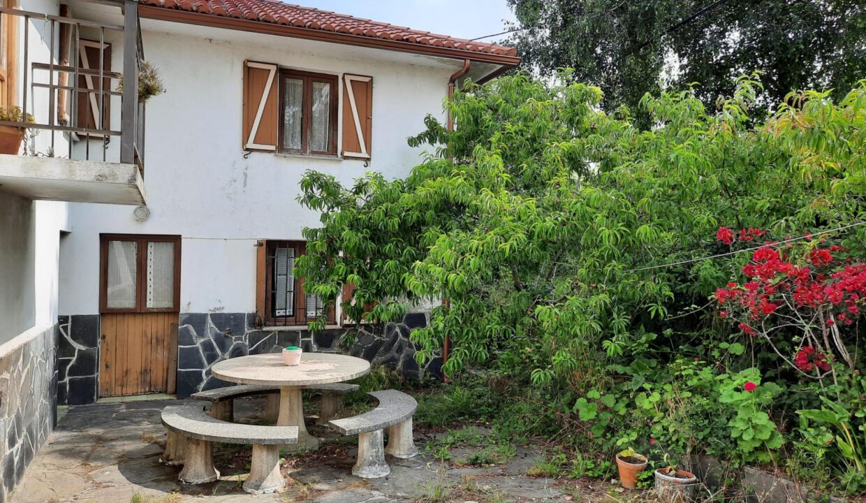 CASA DE PIEDRA ENFOSCADA CON FINCA EN BARTOLO