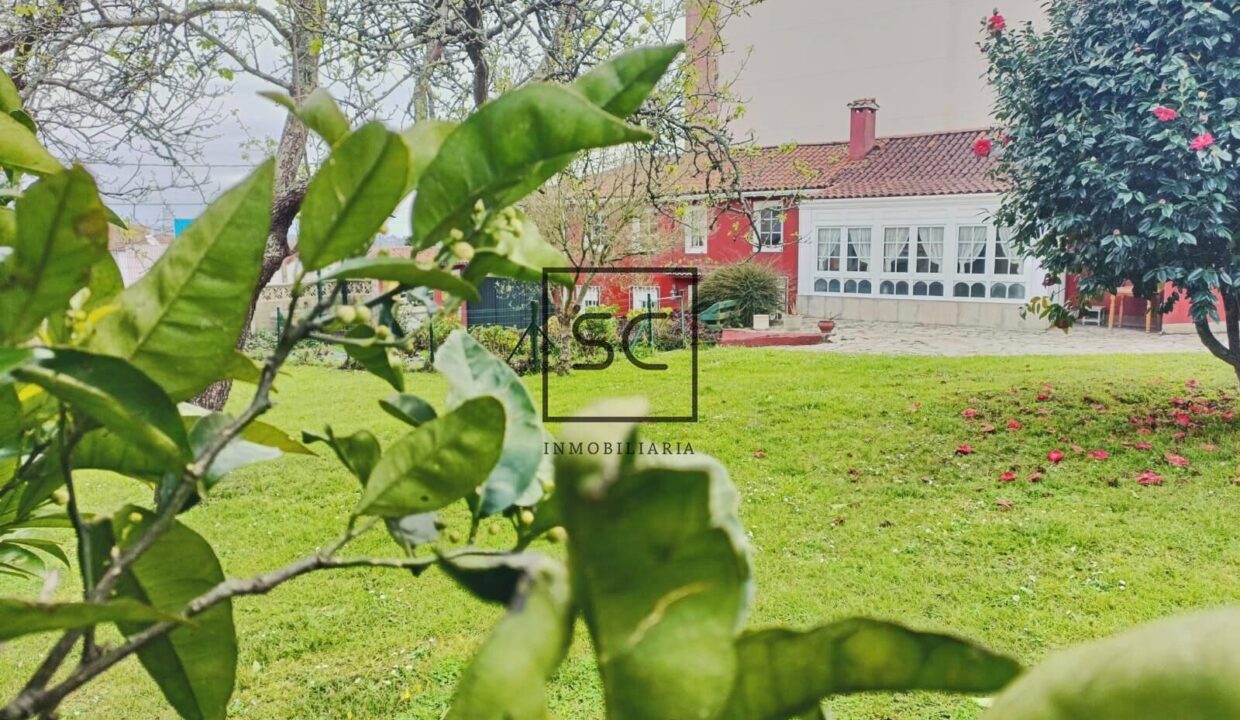 Casa con parcela edificable en Santa Mariña