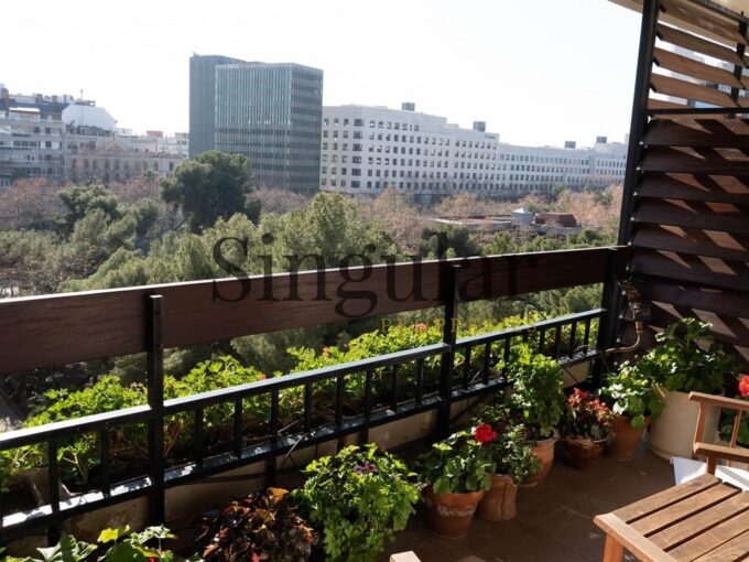 Piso alto con terraza y vistas despejadas en una ubicación privilegiada cerca de Piscinas y Deportes_1