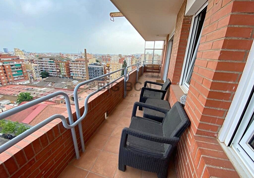 Piso de planta alta con vistas al mar y la ciudad de Barcelona._2