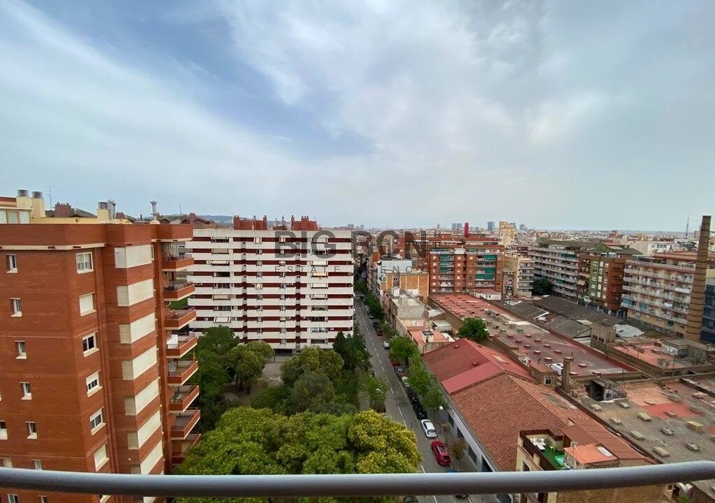 Piso de planta alta con vistas al mar y la ciudad de Barcelona._3