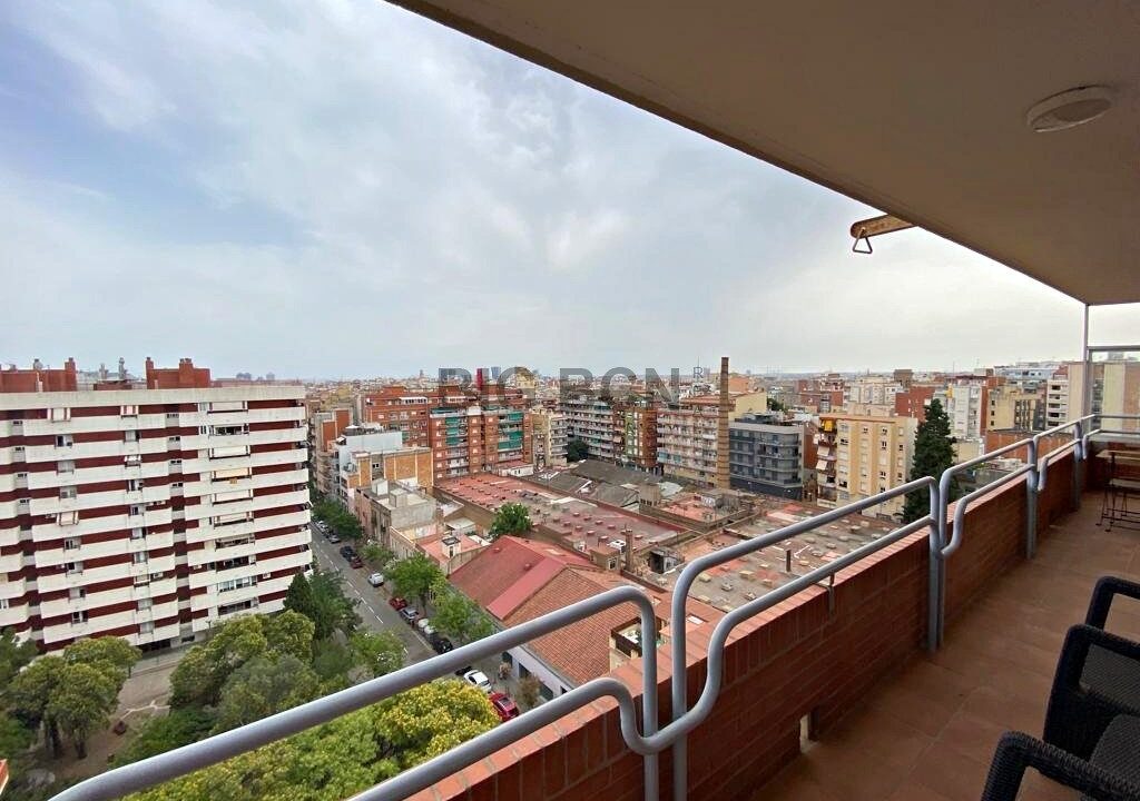 Piso de planta alta con vistas al mar y la ciudad de Barcelona._4