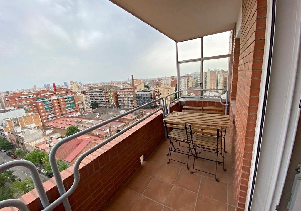 Piso de planta alta con vistas al mar y la ciudad de Barcelona._5