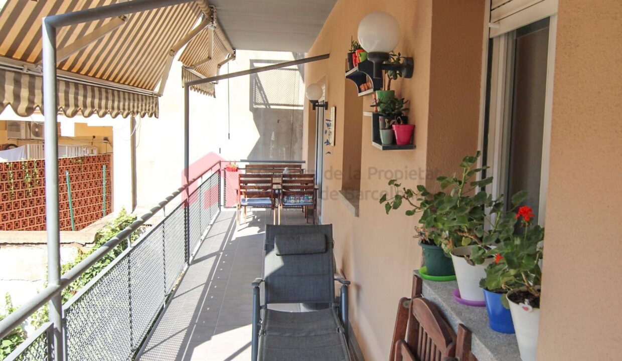 Vivienda con terraza y patio en una calle peatonal junto Avda. Carles III con plaza de aparcamiento._1