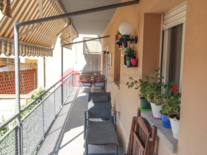 Vivienda con terraza y patio en una calle peatonal junto Avda. Carles III con plaza de aparcamiento._1