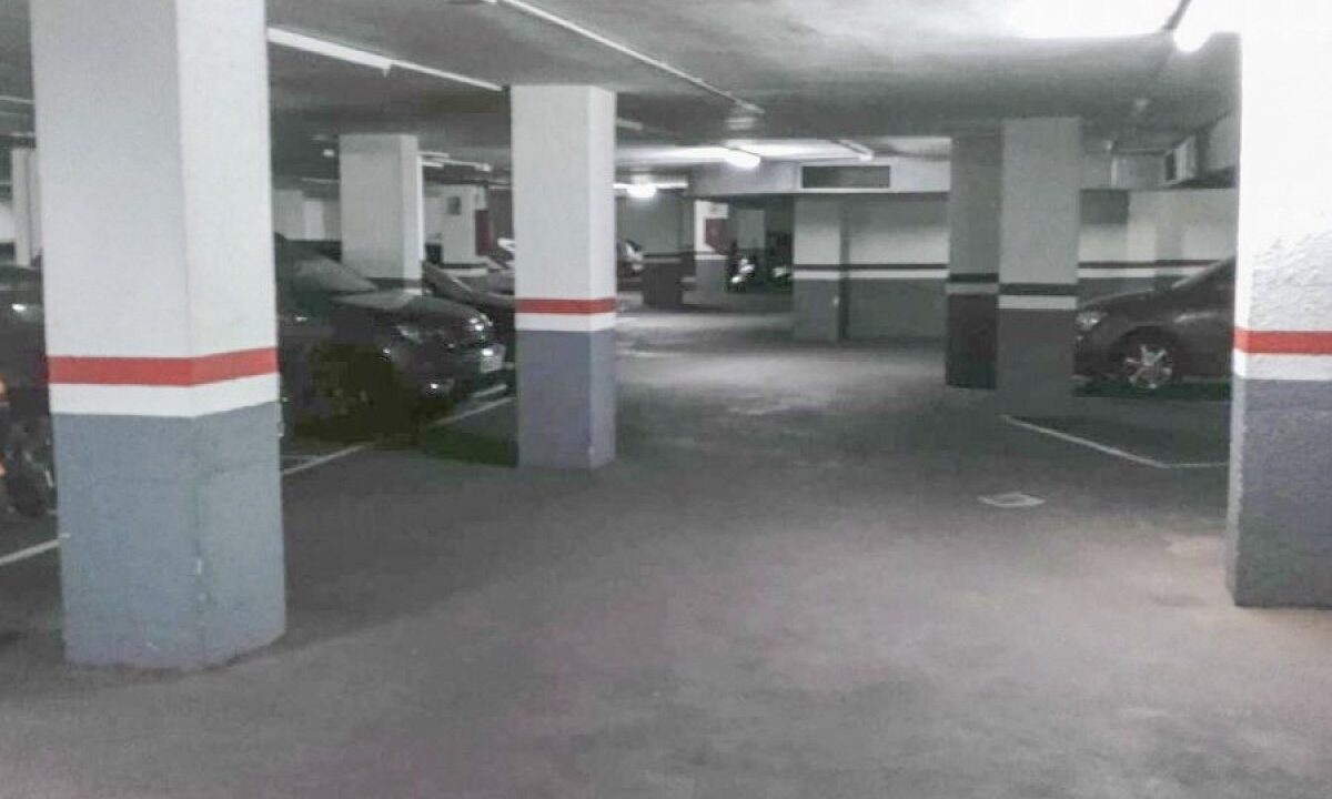 AMPLIA PLAZA DE PARKING A LA VENTA EN SAGRADA FAMILIA_2