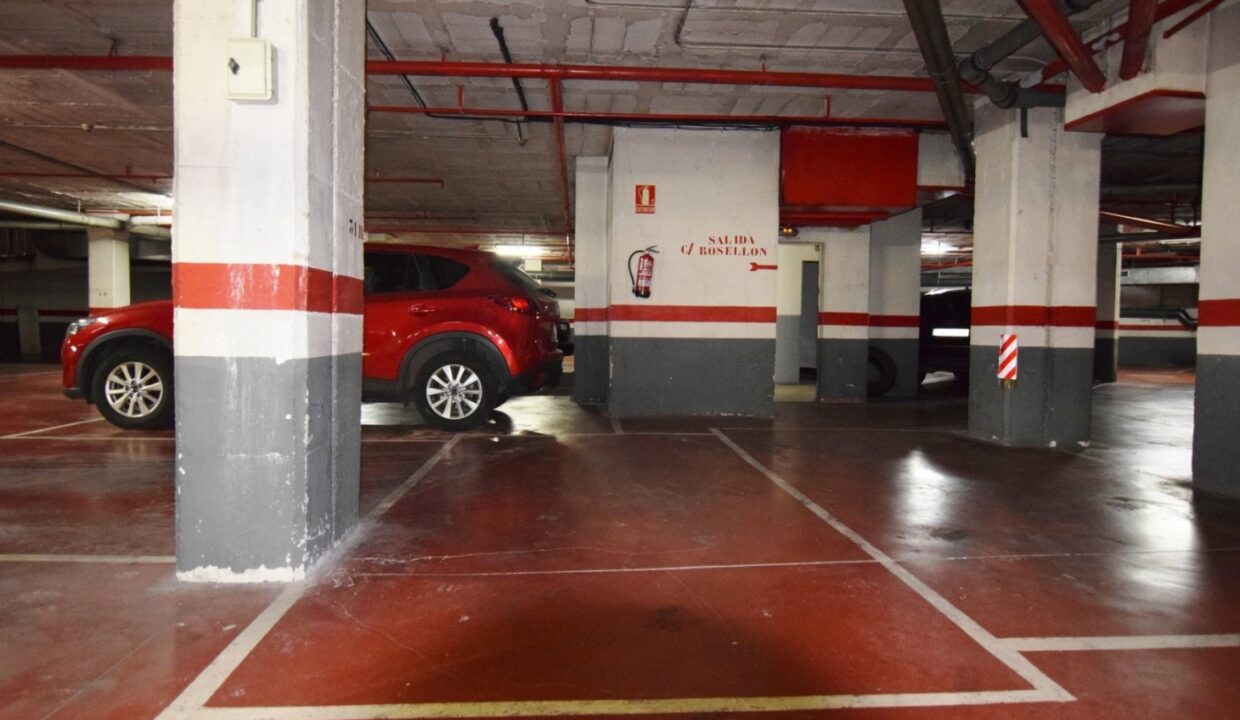 Alquiler de plaza de aparcamiento para coche grande en calle Rosselló