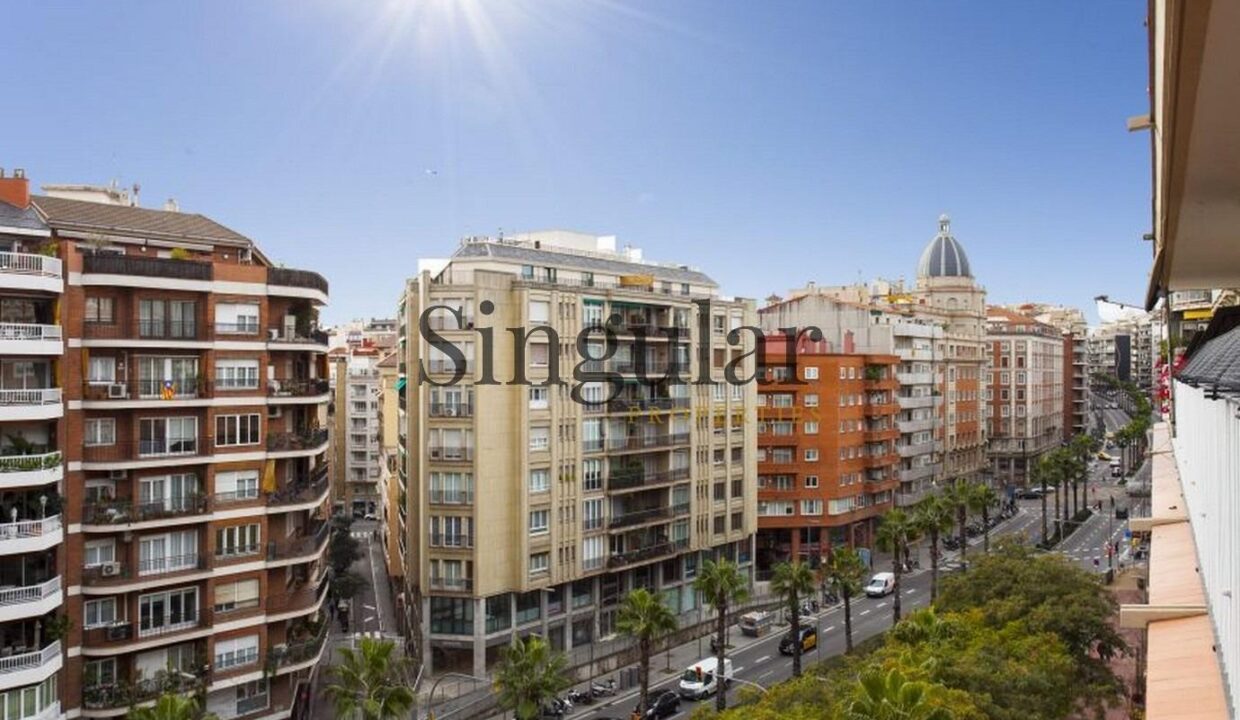 Amplio y luminoso piso señorial con terraza y vistas impresionantes_1