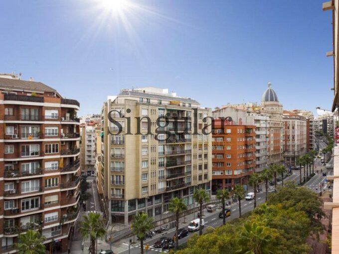 Amplio y luminoso piso señorial con terraza y vistas impresionantes_1