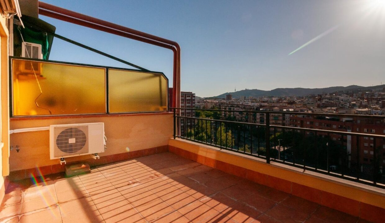 Ático a la venta en Av. Meridiana de Barcelona con las vistas impresionantes y mucha luz._2