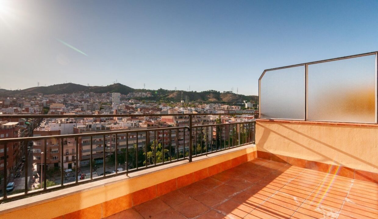 Ático a la venta en Av. Meridiana de Barcelona con las vistas impresionantes y mucha luz._1