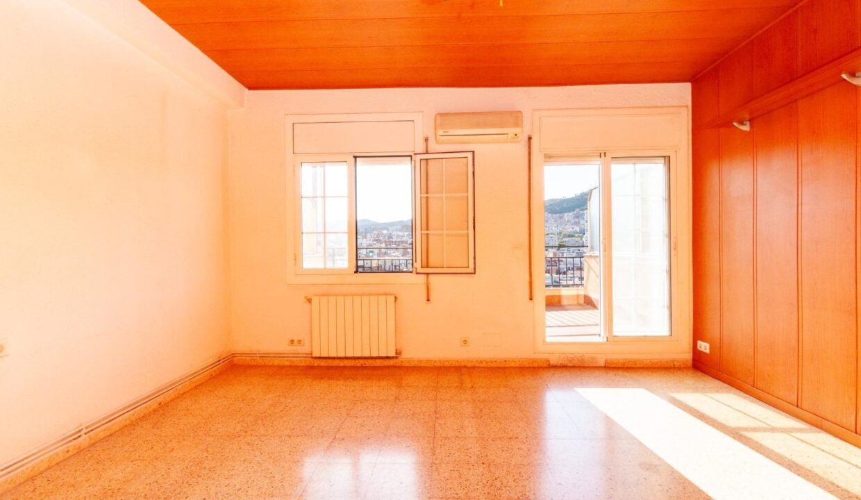 Ático a la venta en Av. Meridiana de Barcelona con las vistas impresionantes y mucha luz._5