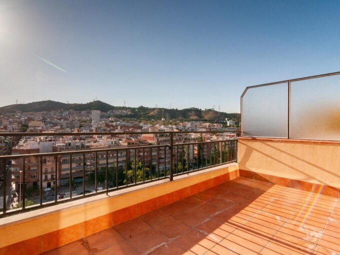 Ático a la venta en Av. Meridiana de Barcelona con las vistas impresionantes y mucha luz._1