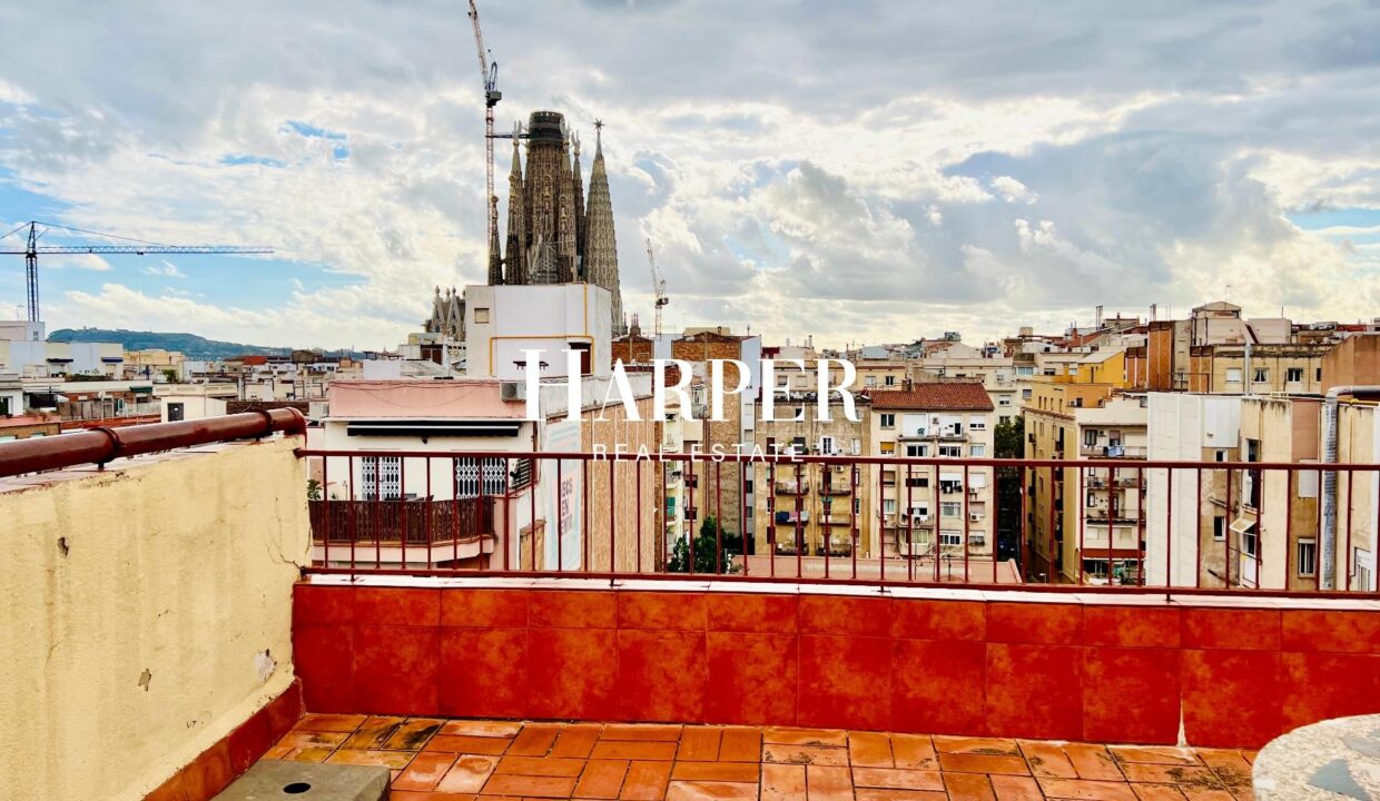 Ático con dos terrazas y vistas a la Sagrada Familia y al mar._2