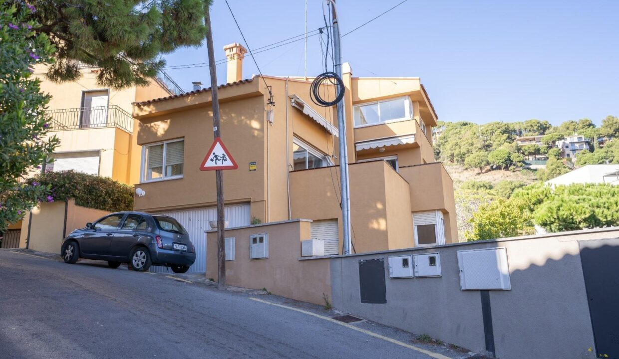 Casa con piscina y vistas al mar_3