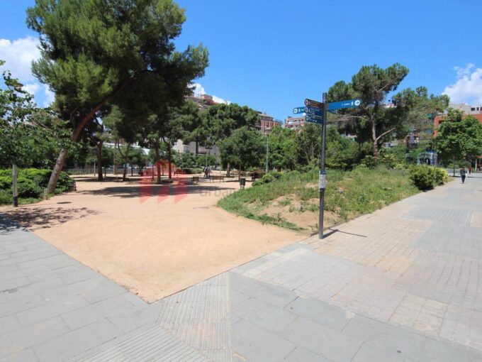 Edificio de planta baja con jardín +  un 1er piso con terraza