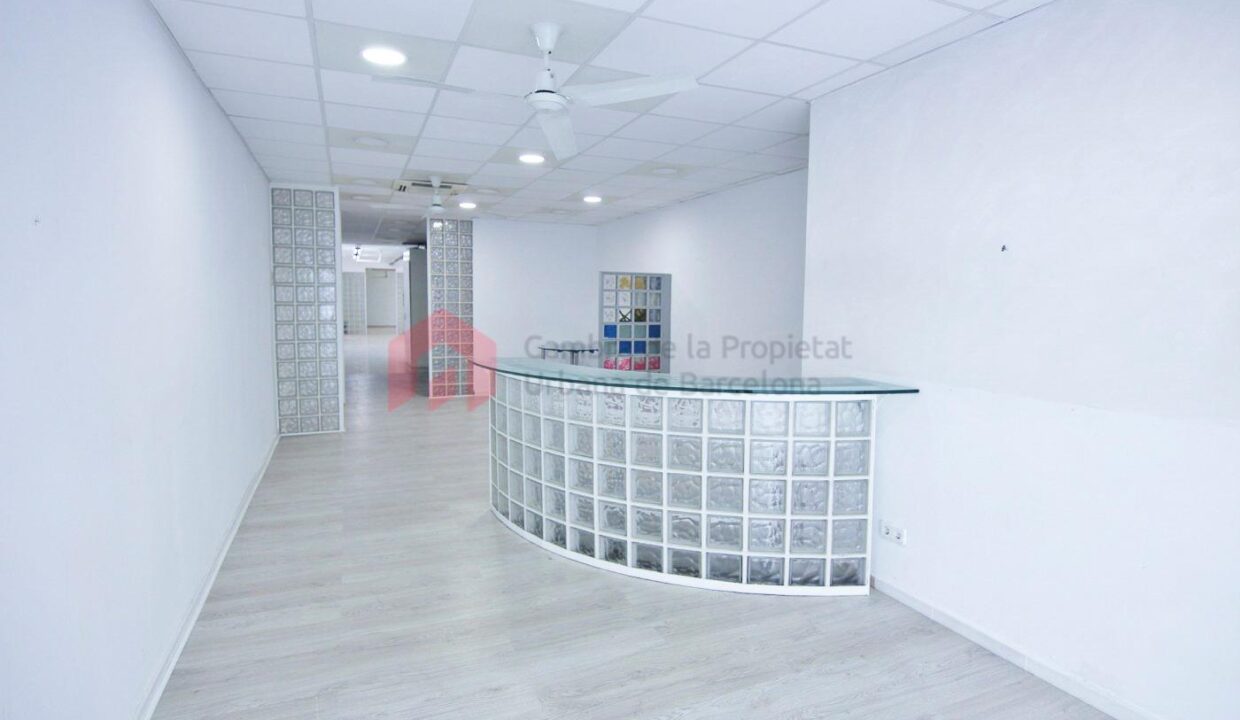 En venta 2 locales unidos en C. Benavent de 141 m2 con gran escaparate cerca del Camp Nou._2