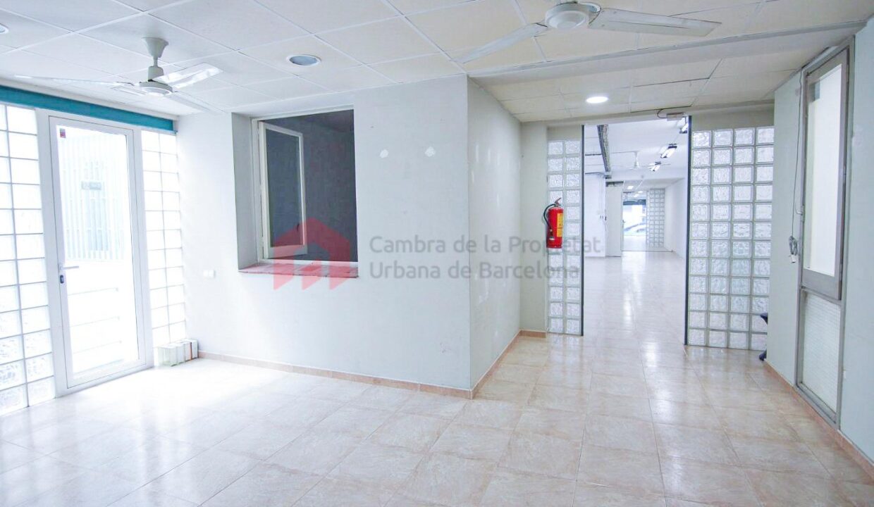 En venta 2 locales unidos en C. Benavent de 141 m2 con gran escaparate cerca del Camp Nou._1