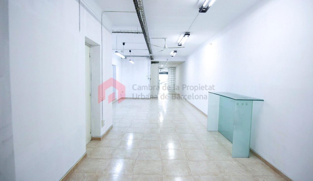 En venta 2 locales unidos en C. Benavent de 141 m2 con gran escaparate cerca del Camp Nou._4