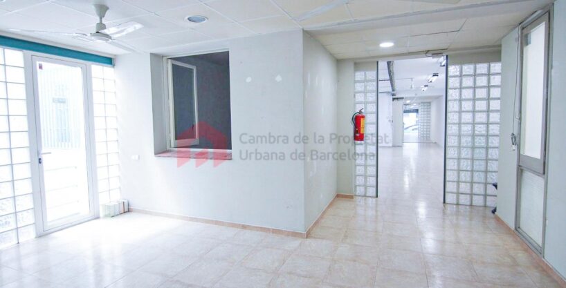 En venta 2 locales unidos en C. Benavent de 141 m2 con gran escaparate cerca del Camp Nou._1