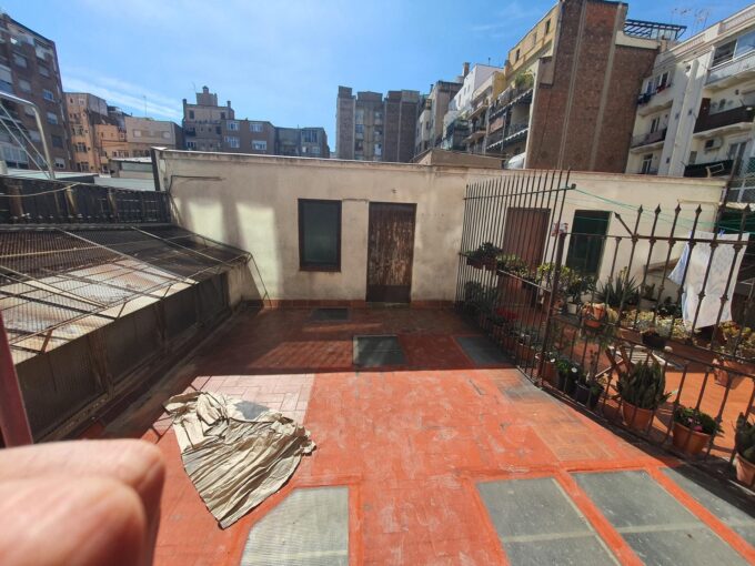 GRAN OPORTUNIDAD AMPLIO PISO EN VENTA EN  EIXAMPLE BARCELONA -  TERRAZA DE 24m2 -  PARA REFORMAR_1