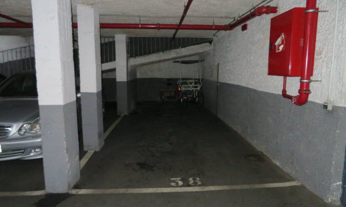 GRAN PLAZA DE PARKING EN LA CALLE PEDRERES_1