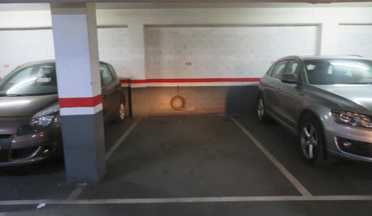 GRAN PLAZA DE PARKING EN LA GRAN VIA CARLOS III_2