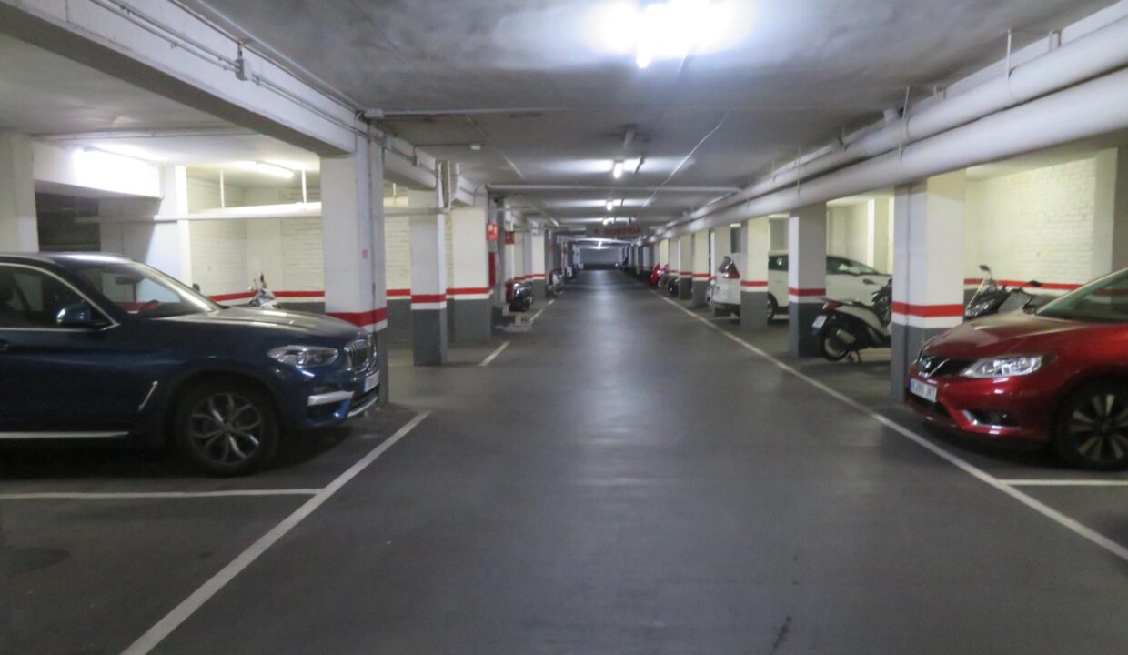 GRAN PLAZA DE PARKING EN LA GRAN VIA CARLOS III_3