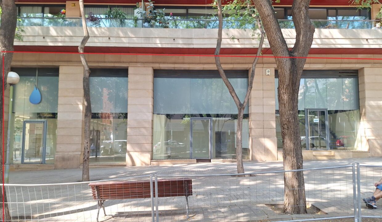 Local comercial esquinero en alquiler en calle Comtes de Bell LLoc