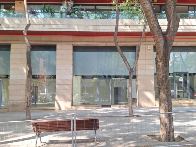 Local comercial esquinero en alquiler en calle Comtes de Bell LLoc